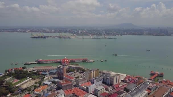 Luchtfoto boten en schepen varen op drukke zee bij Penang. — Stockvideo