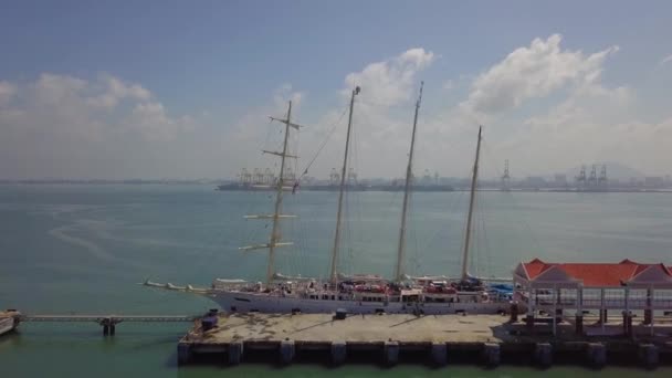 Flug aus der Luft über den Yachthafen von Penang Port Swettentam. — Stockvideo