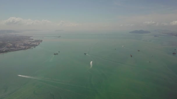 Łodzie z widokiem z powietrza poruszają się w zatłoczonym ruchu morskim w Penang. — Wideo stockowe