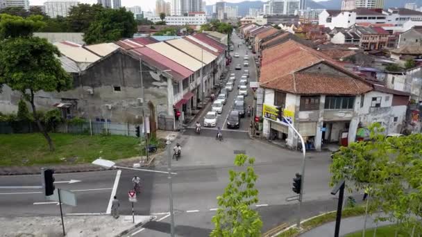 Ciclismo aéreo residente en la antigua calle Jalan C.Y. Choy. — Vídeo de stock