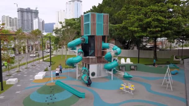 La famille aérienne s'amuse au parc archéologique urbain de Sia Boey .. — Video