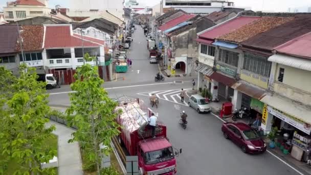 Letecký obyvatel jízda trishaw na ulici Lebh Pantai. — Stock video