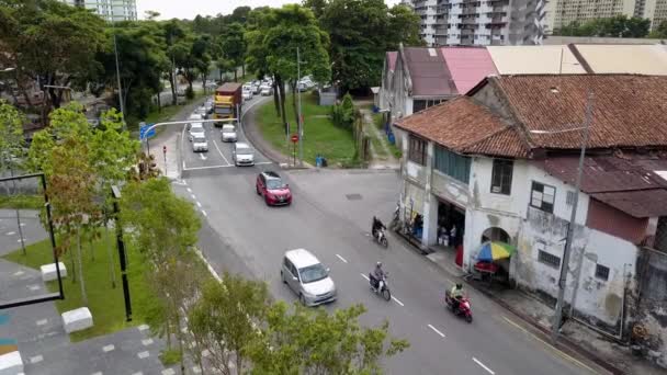 Tráfico en Gat Jalan Prangin y antiguo comercio . — Vídeo de stock