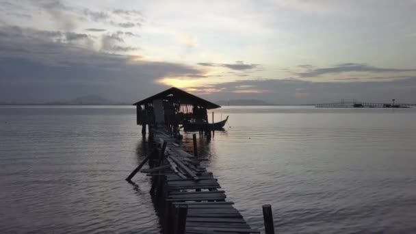 Voler vers la cabane en bois à la jetée de colombe tôt le matin . — Video