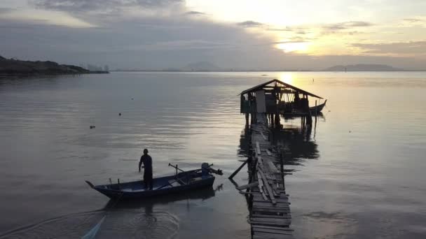 Fisherman cast net in morning beside jetty. — Stock Video