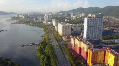 Sabahleyin Tun Dr Lim Chong Eu karayolunda hava trafiği.