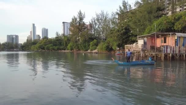 Pescador aéreo lanza red cerca de la costa en Jelutong . — Vídeos de Stock