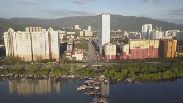 Letecký rybář mola poblíž Tun Dr. Lim Chong Eu Highway a Jelutong město. — Stock video