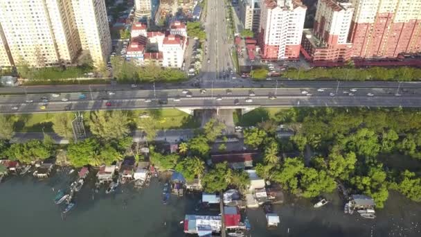 Tráfico aéreo de coches Tun Dr Lim Chong Eu Highway junto a la casa de pescadores . — Vídeos de Stock