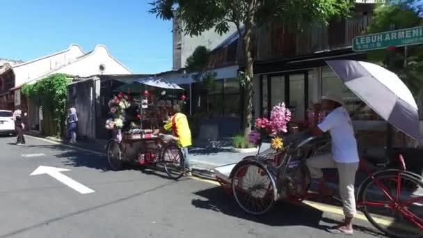 Rickshaw chauffeur in de buurt van Armenian Street. — Stockvideo