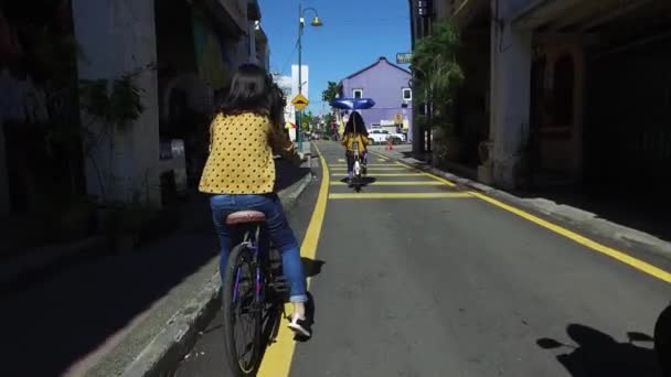 Touristen radeln auf der Armenischen Straße — Stockvideo