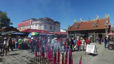 İnsanlar bağış yemeği toplamak için sıraya giriyor..