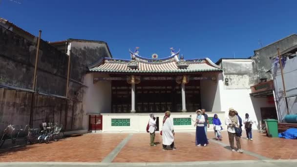 Muselman besök till känna historia av kinesisk tempel. — Stockvideo
