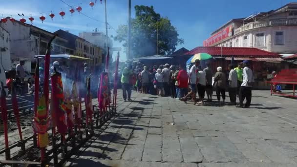 Les gens font la queue pour obtenir la nourriture de don . — Video