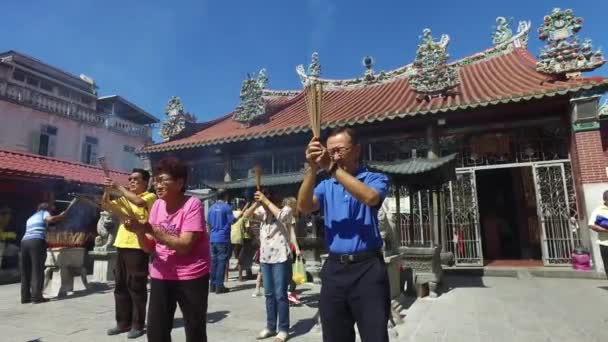 Kineser ber vid Goddess of Mercy templet. — Stockvideo