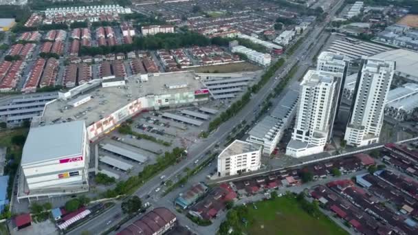 Luchtfoto AEON Mall bij Alma met woonwijk. — Stockvideo