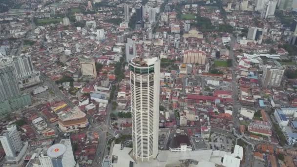 Luchttracking KOMTAR gebouw met erfgoedhuis. — Stockvideo