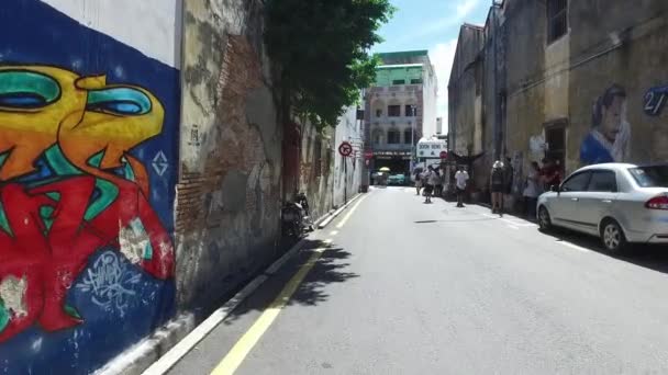 Turistické procházky na ulici s nástěnnou malbou. — Stock video