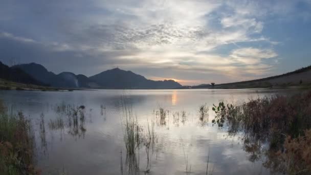 Time lapse riflessione Occhio di pesce bel tramonto alla diga di Mengkuang la sera — Video Stock