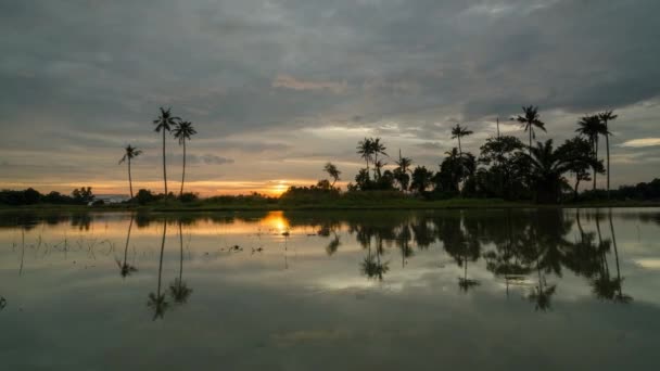 Reflejo de lapso de tiempo puesta de sol con nube de llama, cocoteros . — Vídeos de Stock