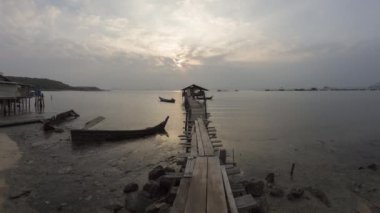 Balıkçı kulübesi ve kırık tekne..