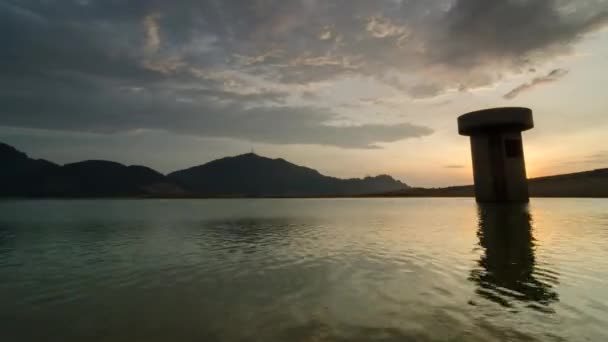 Reflexão de lapso de tempo com bela formação de nuvens barragem de Mengkuang — Vídeo de Stock