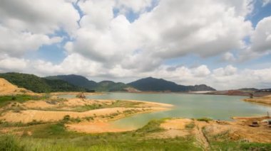 Zaman, mavi gökyüzünde beyaz bir bulut gibi akıyor..