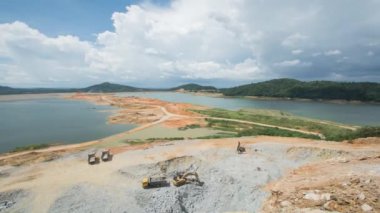 İnşaat alanında hızlandırılmış kazı çalışması.