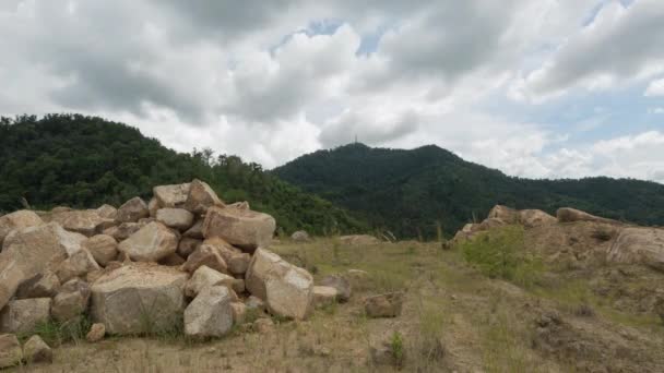 背景为Bukit Mertajam的时滞岩 — 图库视频影像