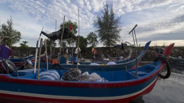 Barca da pesca in serata . — Video Stock