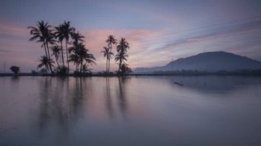 Hindistan cevizi adasının üzerindeki zaman akışı yansıması kırmızı bulut