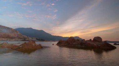 Zaman aşımına uğramış gün batımı Tokkun tepesi yansımalı