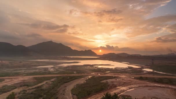 Atardecer dorado lapso de tiempo en la presa de Mengkuang — Vídeos de Stock