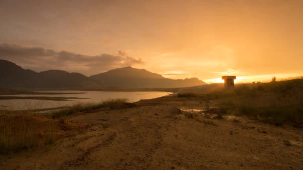 Lasso di tempo raggio tramonto appaiono la diga Mengkuang — Video Stock