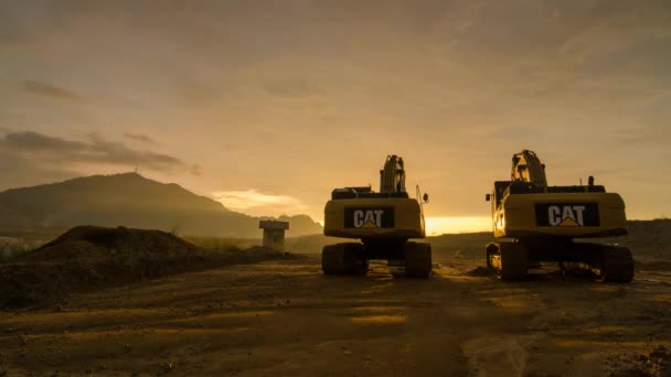 Coucher de soleil sur deux excavatrices pendant le coucher du soleil — Video