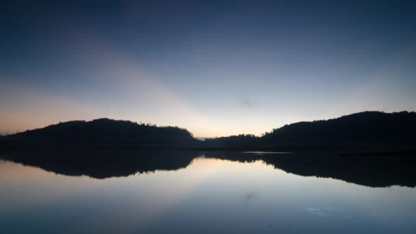 Tiempo lapso amanecer en el lago con reflejo de la colina — Vídeos de Stock