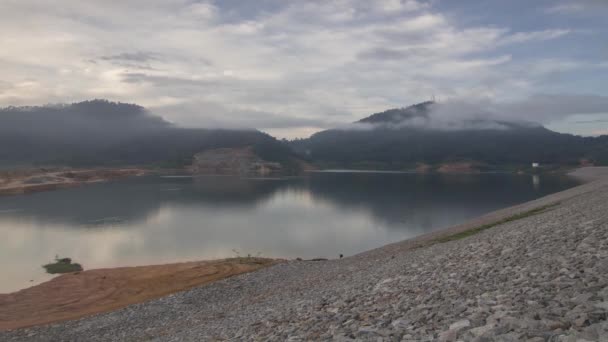 Hora de caducidad mañana por la mañana con niebla — Vídeos de Stock