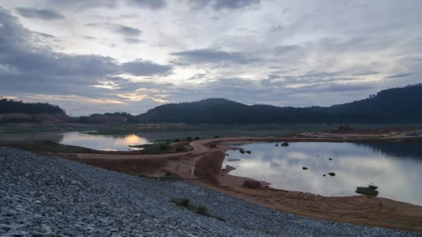 Time lapse leidende weg naar het modderige wetland. — Stockvideo