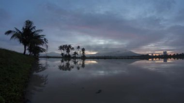 Zaman akışı yansıması. Balık gözlü kırmızı bulut..