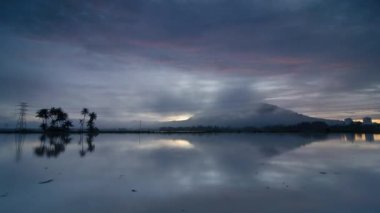 Bukit Mertajam 'da hızlandırılmış yansıma kırmızı bulut.