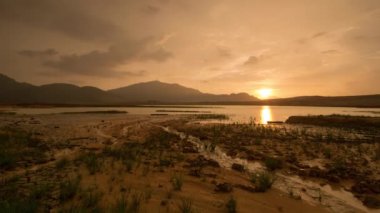Mengkuang Barajı 'nda zaman su gibi akıyor..