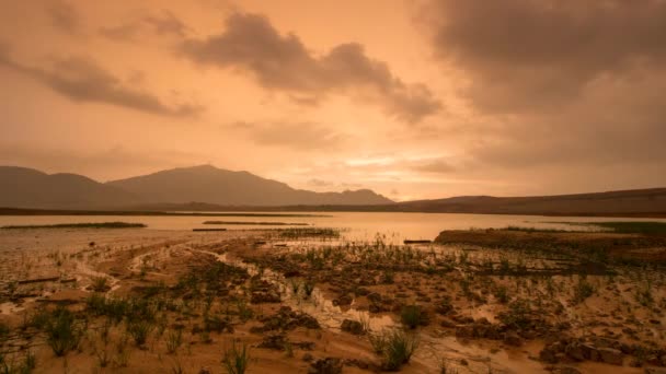 Mengkuang Barajı 'nın üzerinde altın gün batımı. — Stok video