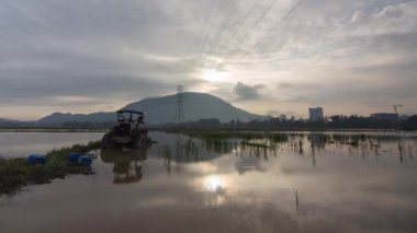 Sudaki hızlandırılmış yansıtma çekici.