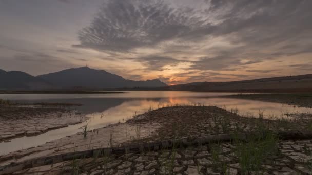 Czas upływa suchy ląd nad jeziorem w Mengkuang Dam — Wideo stockowe