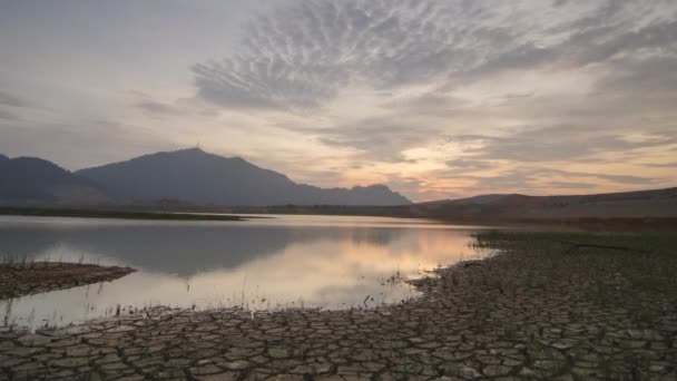 Zeitraffer-Reflexion trockenes Land.Kontrast des Sees mit Wasser und trockenem Land. — Stockvideo