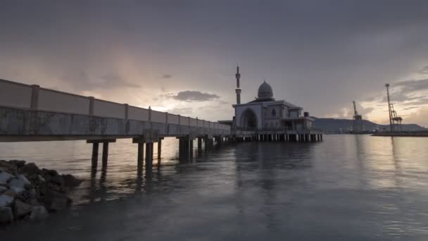 Timelapse sunset hour at floating mosque. — Stock Video