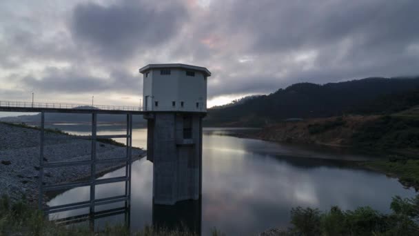 Tijdsverloop Mengkuang dam bij Bukit Mertajam. — Stockvideo