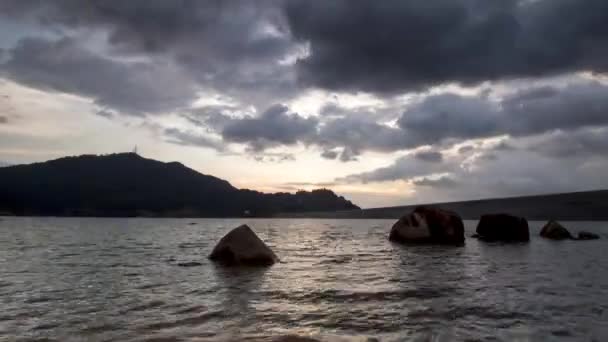 Tepenin üzerinde hareket eden bulutlarla gün batımını hızlandırır. — Stok video