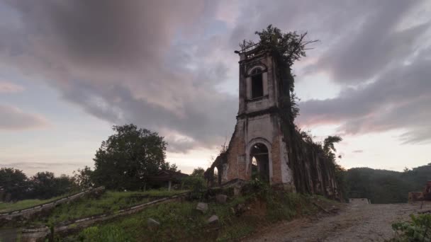 Koniec czasu zachód słońca w opuszczonym kościele — Wideo stockowe