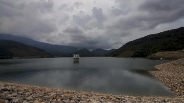Yağmurlu bir günde Teluk Bahang barajı.